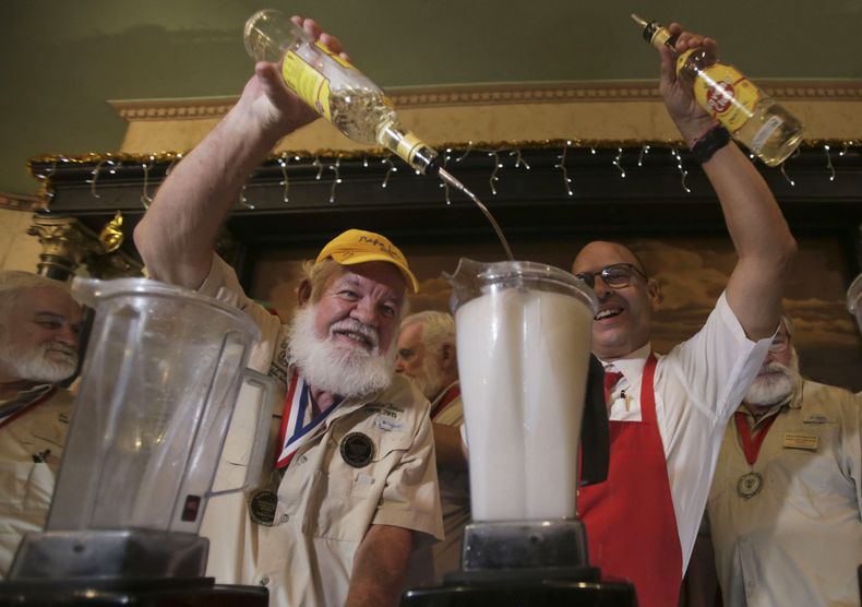 Charlie Boice, al centro, ganador del concurso de dobles de Papa Hemingway, en el bar Sloppy Joe de Key West, prepara un daiquirí en el bar El Floridita mientras recuerdan pasajes de la vida y obra del ganador del premio Nobel de Literatura, Ernest Hemingway, el sábado 6 de diciembre de 2024, en La Habana. (AP Foto/Ariel Ley)
