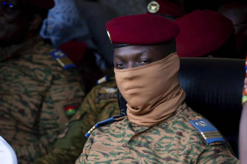 ARCHIVO - El líder de la junta militar que dirige Burkina Faso, Ibrahim Traore, participa en una ceremonia en Uagadugú, el 15 de octubre de 2022. (AP Foto/Kilaye Bationo, Archivo)