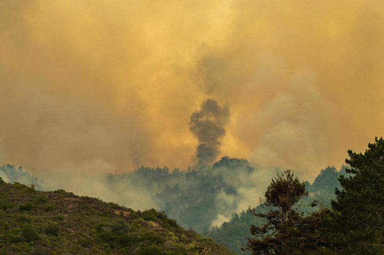 Columnas de humo se levantan de un incendio forestal, el jueves 27 de agosto de 2026, cerca de Big Sur, California. (AP Foto/Nic Coury)