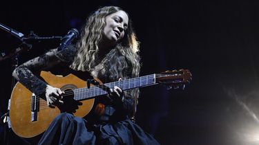ARCHIVO - La cantante mexicana Natalia Lafourcade se presenta en la Concha Acústica de Bello Monte en Caracas, Venezuela, el 22 de agosto de 2023. (Foto AP/Matias Delacroix, archivo)