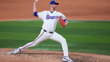 El pitcher de los Rangers de Texas Chris Martin lanza en la séptima entrada ante los Angelinos de Los Ángeles el martes 7 de julio del 2026. (AP Foto/Julio Cortez)