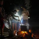 Crisis energética en Cuba obliga a la población a cocinar con carbón