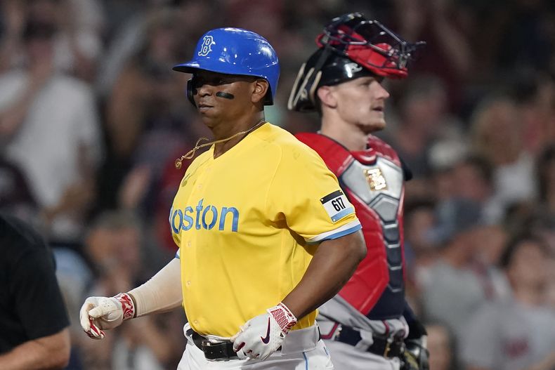 El dominicano Rafael Devers, de los Medias Rojas de Boston, anota tras conectar un jonrón en el juego del miércoles 26 de julio de 2023, ante los Bravos de Atlanta (AP Foto/Steven Senne)