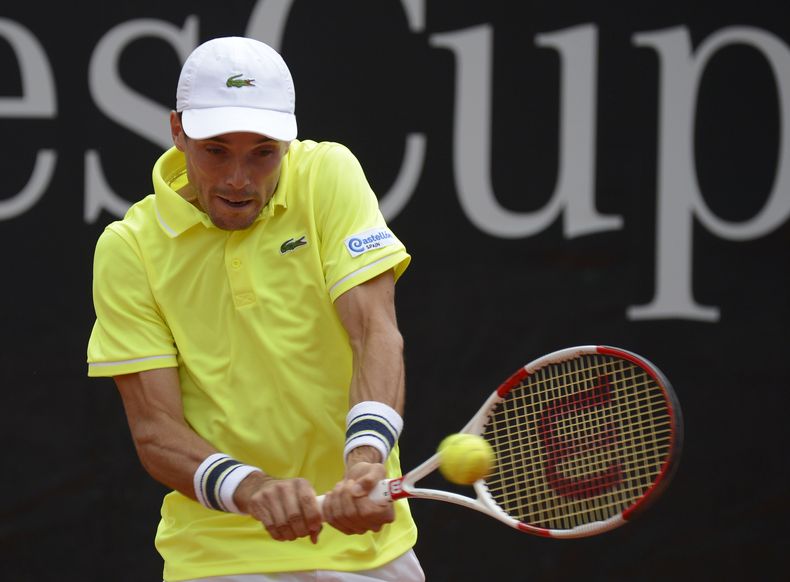 El espa&ntilde;ol Roberto Bautista Agut  devuelve un env&iacute;o del italiano Fabio Fognini durante un match de semifinales del torneo de Stuttgart el s&aacute;bado, 12 de julio del 2014.  (Foto AP/dpa,Daniel Maurer)