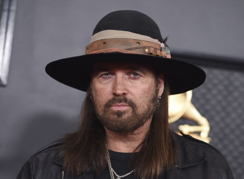 ARCHIVO - Billy Ray Cyrus llega a la 62ª entrega anual de los premios Grammy en Los Ángeles el 1 de enero de 2019. Cyrus y Firerose ahora están divorciados. La disolución de su matrimonio de siete meses fue finalizada el lunes 6 de agosto de 2024 por un juez del condado de Williamson en Tennessee, tres meses después de que Cyrus solicitara el divorcio. (Foto Jordan Strauss/Invision/AP, File)