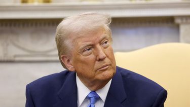El presidente Donald Trump durante una reunión con su homólogo francés Emmanuel Macron en el Despacho Oval de la Casa Blanca, el lunes 24 de febrero de 2025, en Washington. (Ludovic Marin/Pool vía AP)