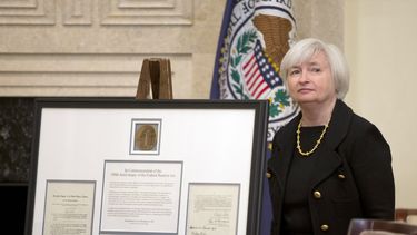 americateve | Janet Yellen vicepresidenta de la junta de gobernadores de la Reserva Federal fue aprobada por el Senado de Estados Unidos para suceder a Ben Bernanke en ese organismo el viernes 20 de diciembre de 2013.&nbsp;(Foto de AP/Pablo Mart&iacute;nez Monsiv&aacut