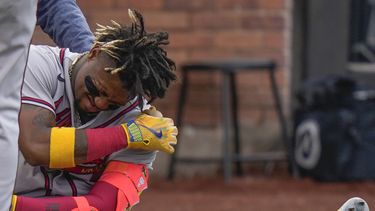 El venezolano Ronald Acuña Jr., de los Bravos de Atlanta, se sienta luego de recibir un pelotazo en el juego del lunes 1 de mayo de 2023, ante los Mets de Nueva York (AP Foto/Seth Wenig)