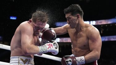 Bivol sorprende a Canelo y sigue invicto