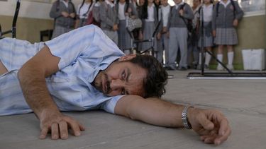 En esta imagen proporcionada por Participant/Pantelion Films, Eugenio Derbez en una escena de Radical. (Participant/Pantelion vía AP)