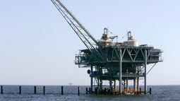 Una plataforma de gas natural frente a la costa de Fort Morgan, Alabana, el 13 de abril del 2006. (AP foto/Rob Carr)