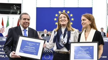 El líder opositor venezolano Edmundo González Urrutia (i), la presidenta deel Parlamento Europeo Roberta Metsola (cent) y Ana Corina Sosa, hija de la líder opositora venezolana María Corina Machado, al recibir el Premio Sájarov en Estrasburgo, Francia, el 17 de diciembre del 2024. (AP foto/Pascal Bastien)
