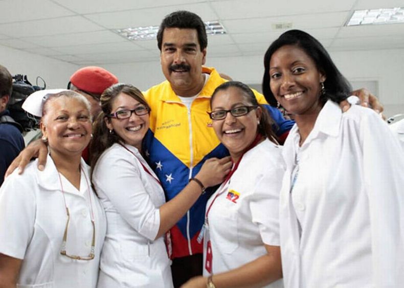 Nicolas-Maduro-con-medicos-cubanas.jpg