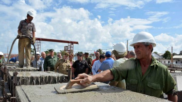 cubanos desempleados por la nueva crisis energetica seran enviados a trabajar a la agricultura y construccion