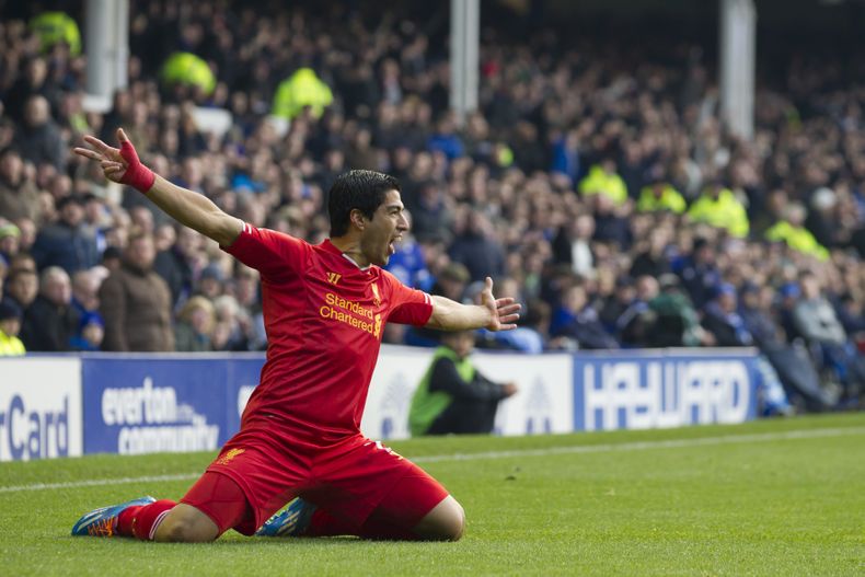 El jugador de Liverpool, Luis Su&aacute;rez, festeja un gol contra Everton en la liga Premier el s&aacute;bado, 23 de noviembre de 2013, en Liverpool, Inglaterra. (AP Photo/Jon Super)