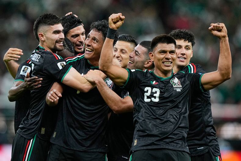Luis Romo (3ro de izquierda a derecha) festeja con sus compañeros de la selección de México durante el encuentro del Mundial ante Corea del Sur, el jueves 18 de junio de 2026 en Guadalajara (AP Foto/Natacha Pisarenko)