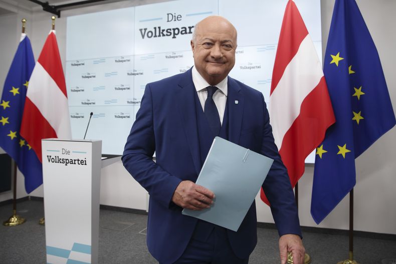 El líder del Partido Popular Austriaco (OeVP) Christian Stocker, sale de una conferencia de prensa en Viena, Austria, el miércoles 12 de febrero de 2025. (AP Foto/Heinz-Peter Bader)