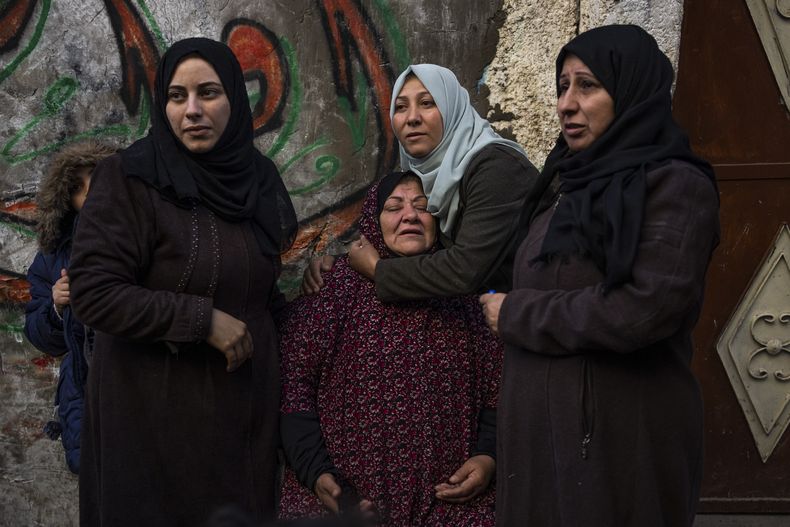 Mujeres palestinas se lamentan después de que su casa fuera alcanzada por un ataque israelí en Rafah, el jueves 8 de febrero de 2024, en el sur de la Franja de Gaza. (AP Foto/Fatima Shbair)