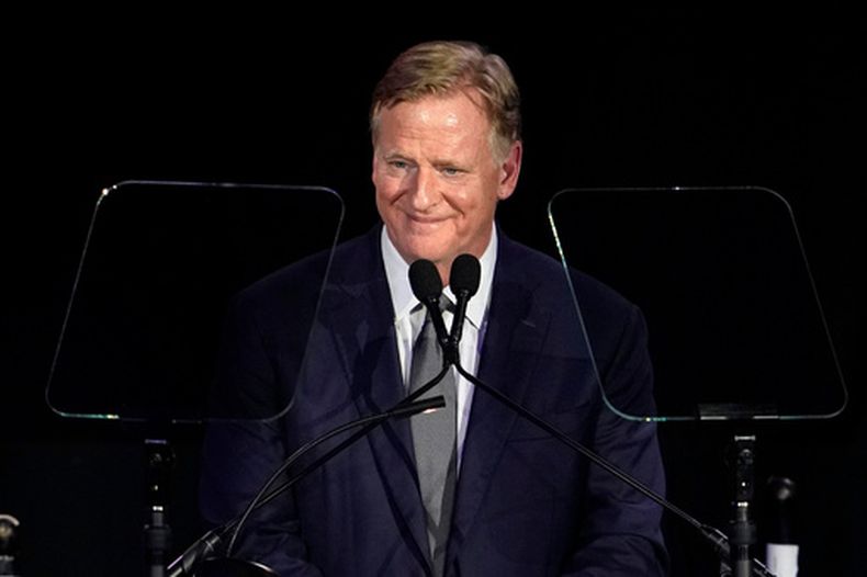 El comisionado de la Liga Nacional de Fútbol Americano (NFL), Roger Goodell, habla durante la cena de los sacos dorados del Salón de la Fama del Fútbol Americano Profesional en Canton, Ohio, el viernes 7 de agosto de 2026. (Foto AP/Sue Ogrocki)