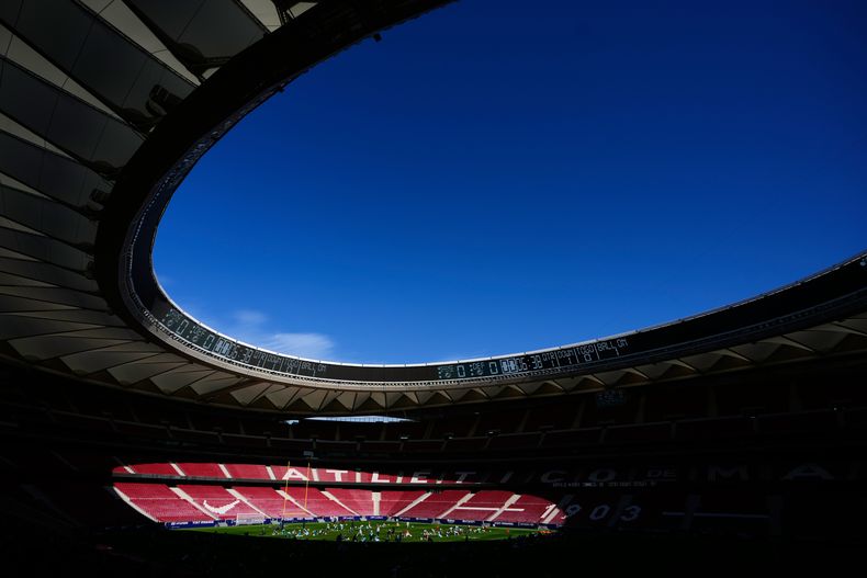 Los jugadores de los Dolphins de Miami calientan previo al entrenamiento en el estadio del Altético de Madrid, el miércoles 12 de noviembre de 2025, previo al partido del domingo frente a los Commanders de Washington. (AP Foto/Manu Fernandez)