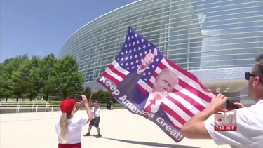 cientos de simpatizantes del presidente trump hacen fila para su acto de campana en tulsa, oklahoma