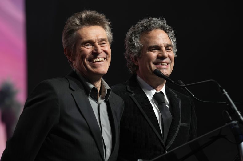 Willem Dafoe, izquierda, y Mark Ruffalo presentan el premio al mérito para una actriz en la 35a edición anual del Festival de Internacional de Cine de Palm Springs el 4 de enero de 2024, en Palm Springs, California. (Foto AP/Chris Pizzello)