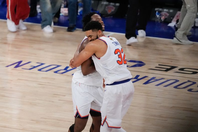 El pívot de los Knicks de Nueva York, Karl-Anthony Towns (32), se abraza con el alero OG Anunoby tras el Juego 4 de la serie de las Finales de la NBA contra los Spurs de San Antonio, el miércoles 10 de junio de 2026, en Nueva York. (Foto AP/Ross D. Franklin)