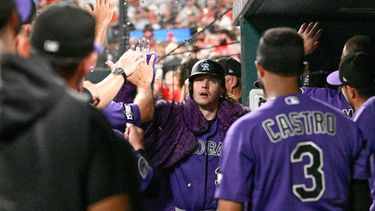 Jake McCarthy, de los Rockies de Colorado, festeja en la cueva luego de pegar un cuadrangular ante los Cardenales de San Luis, en el sexto inning del juego del sábado 8 de agosto de 2026 (AP Foto/Lexie Knight)