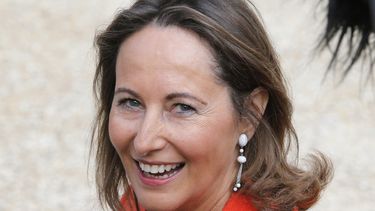 americateve | En imagen de archivo la excandidata presidencial francesa Segolene Royal a su llegada a una reuni&oacute;n del concejo regional de presidentess. Royal, ex compa&ntilde;era sentimental del presidente Francois Hollandes fue nombrado ministra del Medio Amie