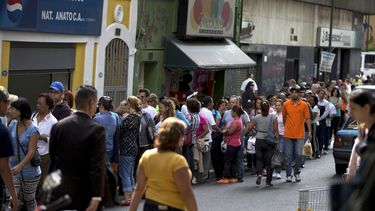 Venezuela: Largas filas por escasez de productos básicos