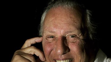 El autor británico Frederick Forsyth en Hertford, Inglaterra, el 17 de agosto del 2006. (Foto AP/Kirsty Wigglesworth)