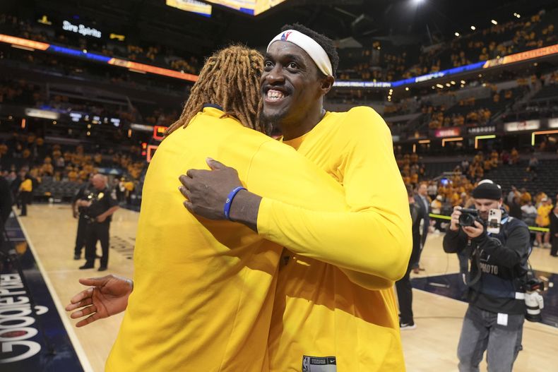 El alero de los Pacers de Indiana Pascal Siakam abraza a su compañero James Johnson tras ganar la serie de primera ronda de la postemporada al vencer a los Bucks de Milwaukee en el juego 6 el jueves 2 de mayo del 2024. (AP Foto/Michael Conroy)