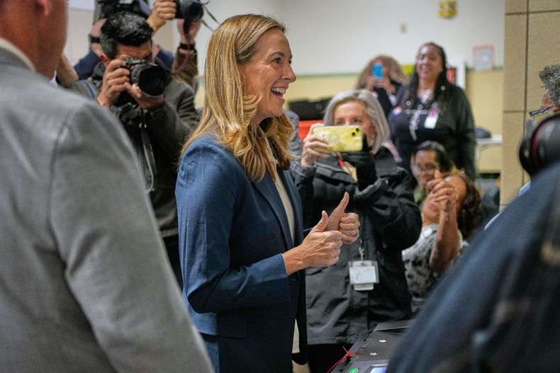 La candidata demócrata a la gubernatura de Nueva Jersey, Mikie Sherrill luego de sufragar, el martes 4 de noviembre de 2025, en Montclair, Nueva Jersey. (AP Foto/Seth Wenig)