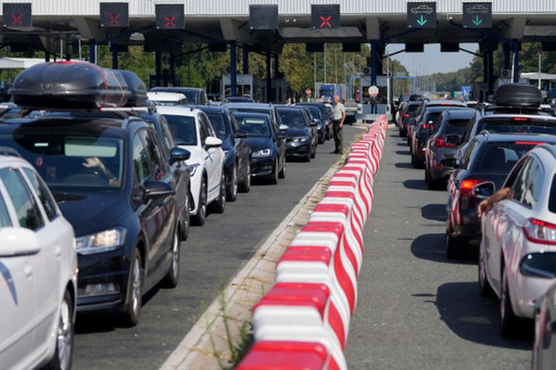 Automovilistas esperan para cruzar la frontera croata desde Serbia, en el cruce fronterizo de Batrovci, Serbia, el viernes 31 de julio de 2026. (Foto AP/Darko Vojinovic)