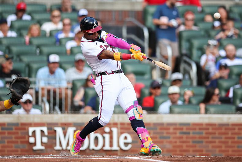 Ronald Acuña Jr. de los Bravos de Atlanta conecta un jonrón ante los Piratas de Pittsburgh, el domingo 28 de septiembre de 2025, en Atlanta. (AP Foto/Colin Hubbard)