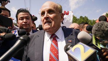 Rudy Giuliani habla afuera de la prisión del condado de Fulton, el miércoles 23 de agosto de 2023, en Atlanta. (AP Foto/Brynn Anderson)