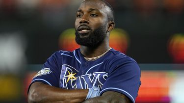 El mexicano Randy Arozarena, de los Rays de Tampa Bay, festeja luego de batear un triple productor en el duelo ante los Orioles de Baltimore, el jueves 14 de septiembre de 2023 (AP Foto/Julio Cortez)