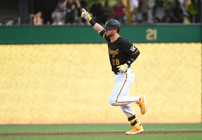 Ryan OHearn (29), de los Piratas de Pittsburgh, celebra un jonrón de tres carreras ante el lanzador abridor de los Bravos de Atlanta, Hurston Waldrep, durante la tercera entrada de un partido de la MLB, el martes 7 de julio de 2026, en Pittsburgh. (Foto AP/Philip G. Pavely)