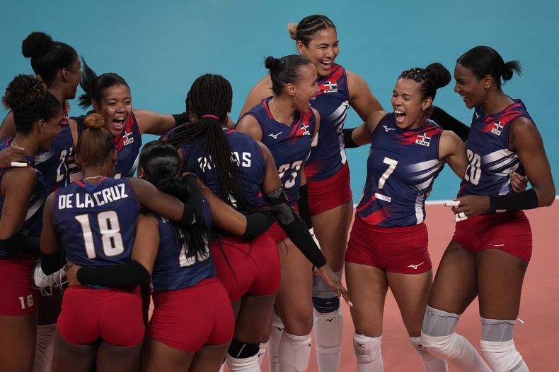 La jugadoras de la República Dominicana celebran tras vencer 3-0 a Brasil para llevarse la medalla de oro del voleibol femenino de los Juegos Panamericanos en Santiago, Chile, el jueves 26 de octubre de 2023. (AP Foto/Silvia Izquierdo)
