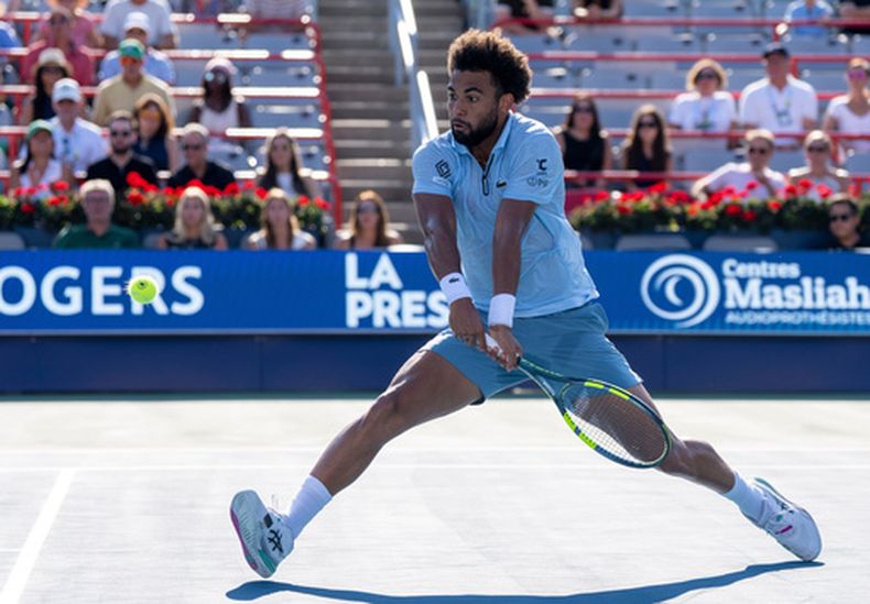 ARCHIVO - El francés Arthur Fils devuelve una pelota al español Rafael Jodar durante su partido de cuartos de final en el Abierto de Montreal, el martes 11 dea gosto de 2026, en Montreal. (Christinne Muschi/The Canadian Press via AP, Archivo)
