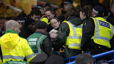 El cuerpo médico y la policía atienden a un fanático que cayó desde la grada superior durante el partido de quinta ronda en la Copa FA entre el Chelsea y Leeds United, en Stamford Bridge, en Londres, el miércoles 28 de febrero de 2024. (AP Foto/Kirsty Wigglesworth)