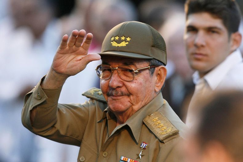 El entonces presidente cubano Raúl Castro frente al Museo de la Revolución en La Habana, el 13 de marzo del 2007. (AP foto/Javier Galeano)