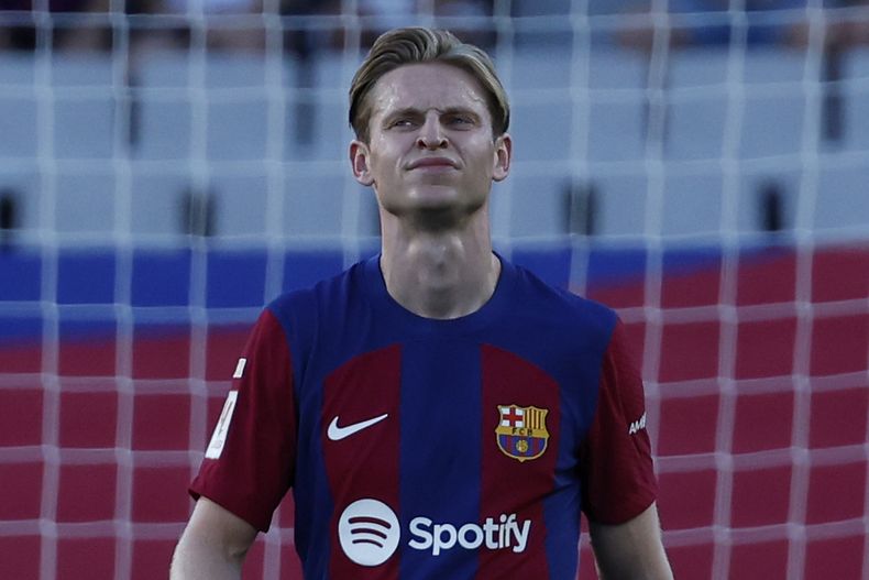 El volante del Barcelona Frenkie de Jong tras sufrir una lesión en el partido contra Celta en la Liga española, el sábado 23 de septiembre de 2023, en Barcelona. (AP Fto/Joan Monfort)
