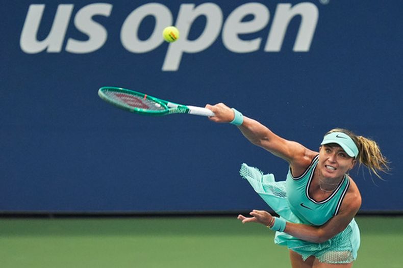Paula Badosa saca ante Daria Kasatkina durante la primera ronda del US Open, el martes 1 de septiembre de 2026, en Nueva York. (AP Foto/Seth Wenig)
