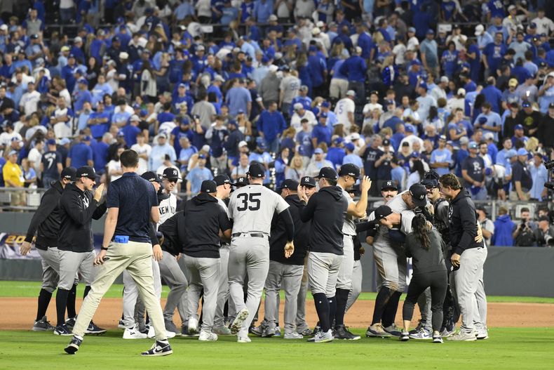 Los Yankees de Nueva York festejan tras derrotar 3-1 a los Reales de Kansas City para ganar la serie divisional de la Liga Americana, el jueves 10 de octubre de 2024 (AP Foto/Reed Hoffmann)