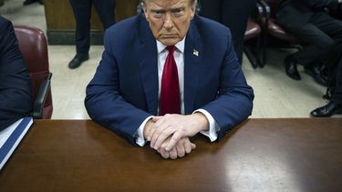 El expresidente Donald Trump espera el inicio de los procedimientos en el tribunal penal de Manhattan, el martes 23 de abril de 2024, en Nueva York. (AP foto/Yuki Iwamura, Pool)