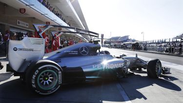 americateve | El piloto de Mercedes, Lewis Hamilton, sale del garaje durante la tercera pr&aacute;ctica del GP de Estados Unidos de la F1 el s&aacute;bado, 1 de noviembre de 2014, en Austin, Texas. (AP Photo/Darron Cummings)