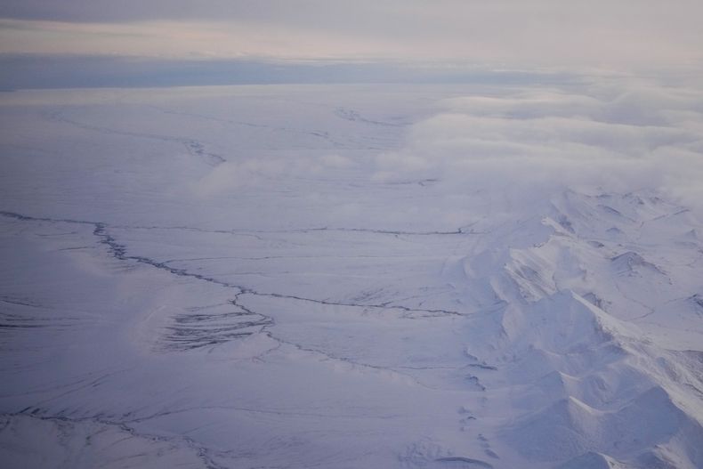 ARCHIVO - La llanura costera cubierta de nieve del Refugio Nacional Ártico de Vida Silvestre se ve, con la cordillera Brooks al fondo, el lunes 14 de octubre de 2024, cerca de Kaktovik, Alaska. (AP Foto/Lindsey Wasson)