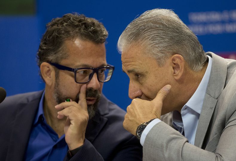 ARCHIVO - El técnico de la selección de Brasil, Tite (derecha), conversa con su ayudante Cleber Xavier, previo al anuncio de una convocatoria, el 21 de septiembre de 2018, en Río de Janeiro. (AP Foto/Silvia Izquierdo)
