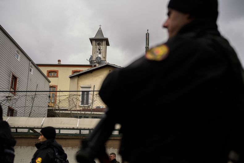 Policías turcos montan guardia ante una zona acordonada ante la iglesia de Santa María, en Estambul, Turquía, el domingo 28 de enero de 20214. Dos personas enmascaradas atacaron una iglesia en Estambul y mataron a una persona. (AP Foto/Emrah Gurel)